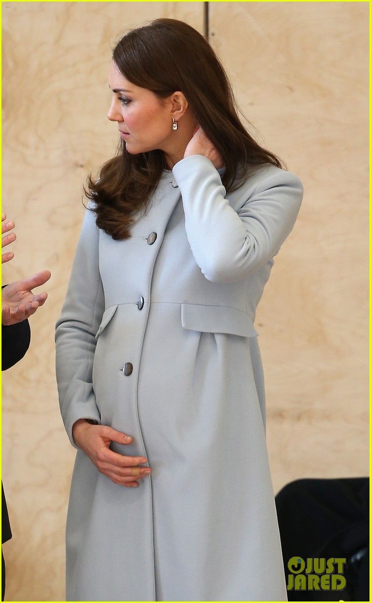 kate-middleton-cradles-baby-bump-07.jpg