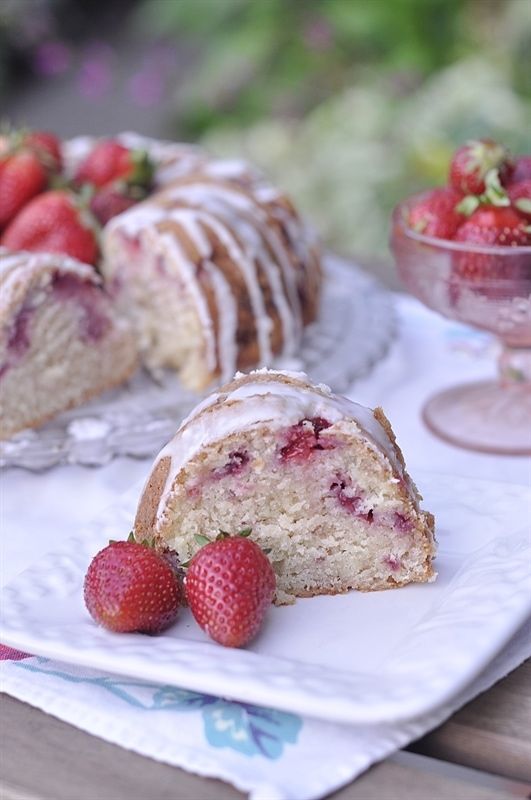 Strawberry-Sour-Cream-Cake_0001.jpg