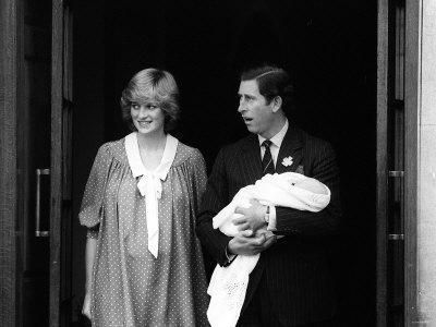 prince-charles-holds-baby-son-william-leaving-hospital-with-princess-diana_a-L-4177132-4990875.jpg