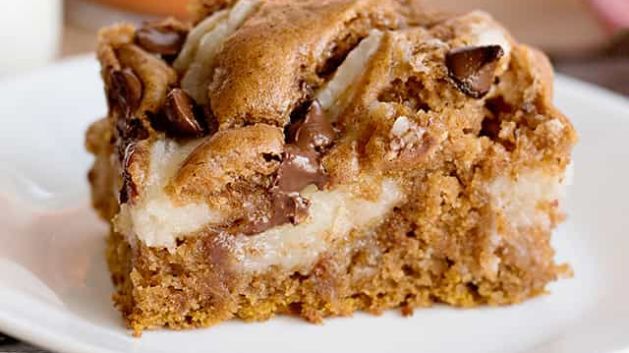 GqUYLtIXREW7kJZrilLw_Pumpkin-Spice-Earthquake-Cake-13-Photo-Cookie-Dough-and-Oven-Mitt.jpg