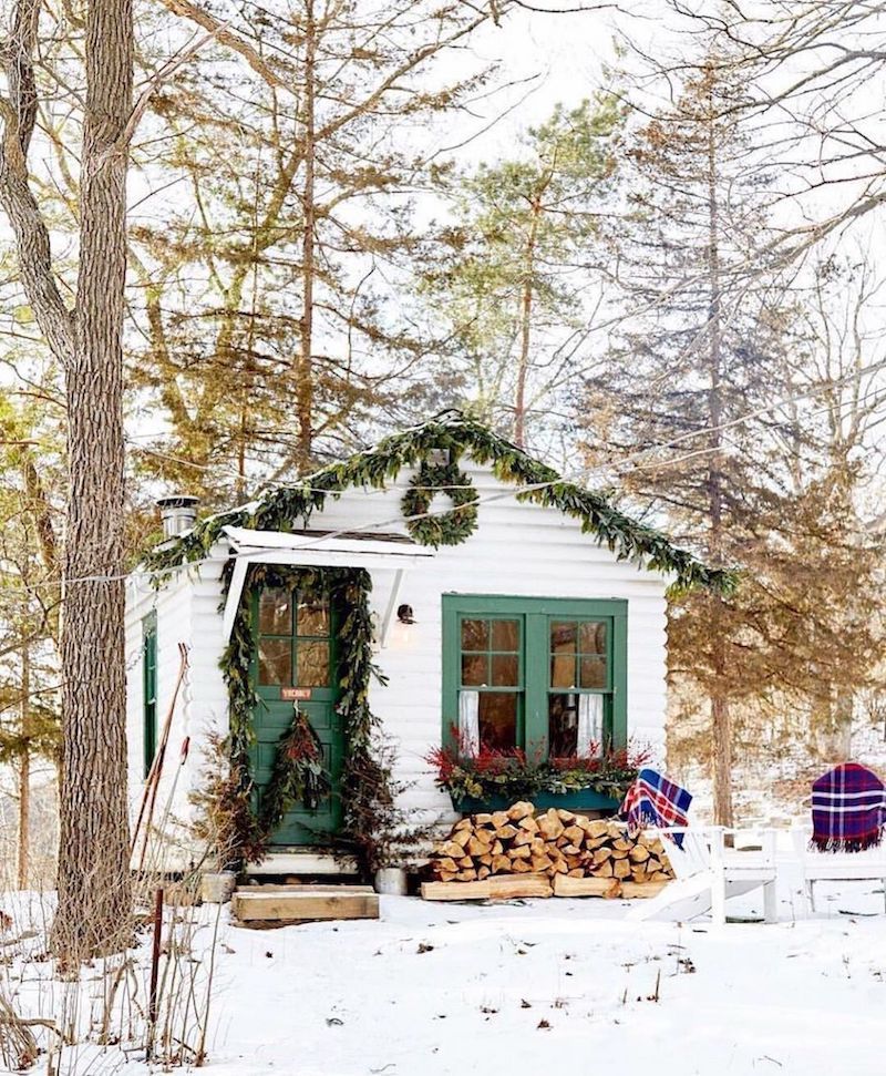 Christmas-cabin-in-the-woods-decorated-with-Green-garlands.jpg