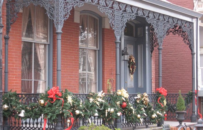 christmas-decorated-homes-and-lamposts-in-historic-jackson-ward_home-elements-and-style-701x451.jpg