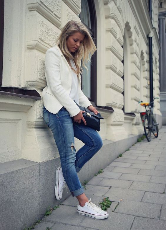 02-an-all-white-look-with-blue-distressed-jeans-and-Converse-for-late-summer.jpg