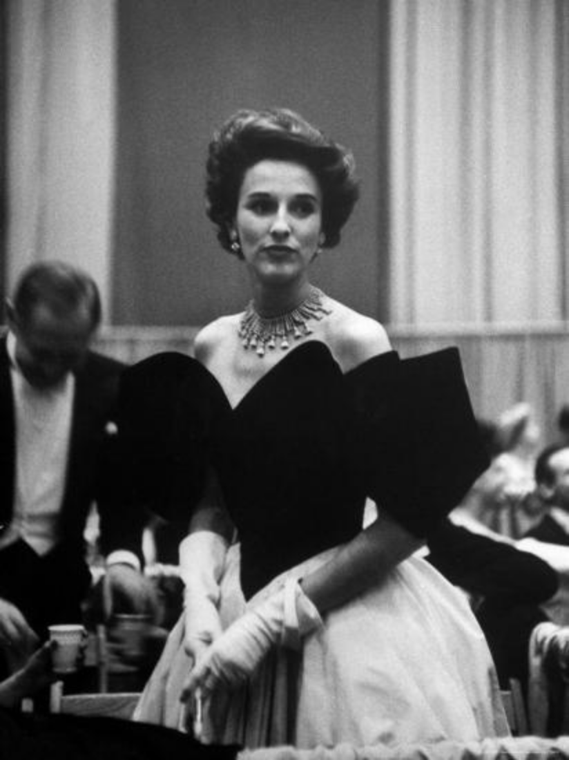 Screenshot 2022-10-09 at 19-35-04 'Babe Paley Clad in Elegant Evening Gown While Attending Pres Dwight Eisenhower's Inaugur[...].png