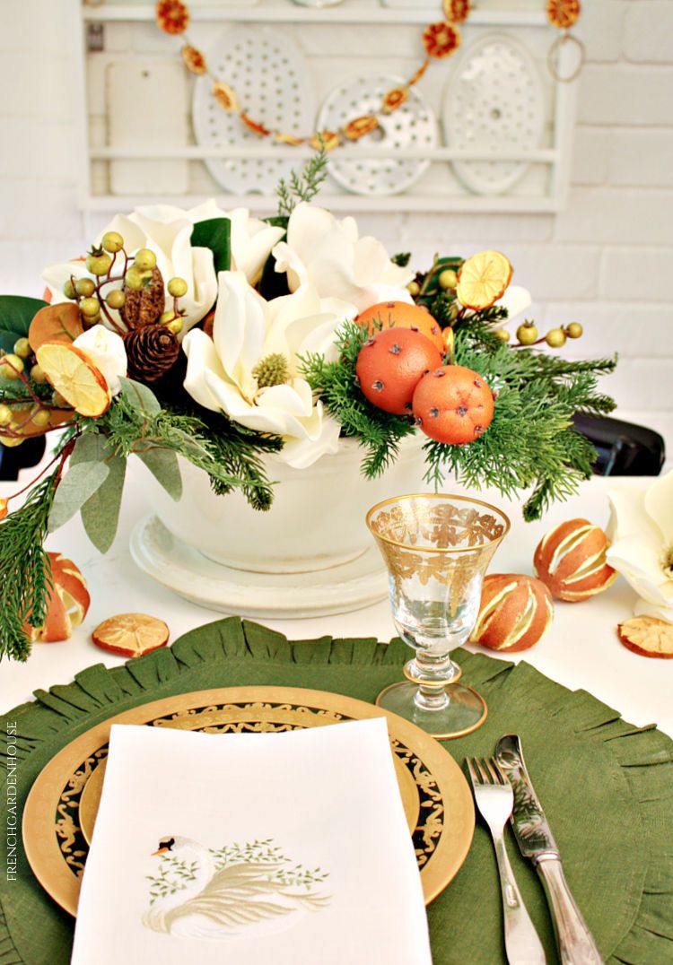 centerpiece-Christmas-table-green-Provence-gold-plates.jpeg
