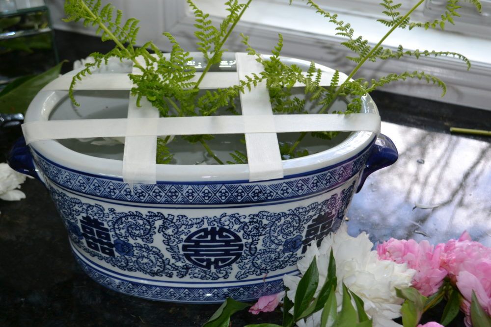 Oriental-Blue-White-tablesetting-pink-peonies-vase-grid-lizbushong.com_-1000x667.jpg