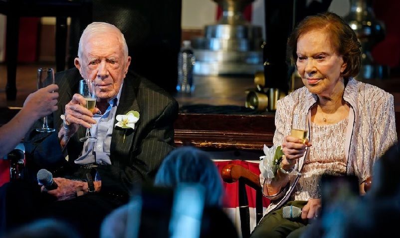 pic--Amy-Carter-toasting-Mom-Dad--Rosalynn-Jimmy-Carter---July-10-2021---75th-Wedding-Anniversary---90-ercemt--resize.jpg