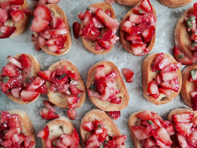 gallery-1432736484-delish-strawberry-bruschetta-1.jpg