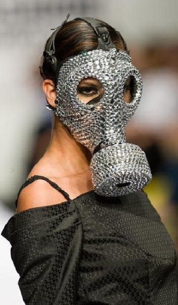 fashion_runway_clothing_that_is_weird_and_wacky_640_24.jpg